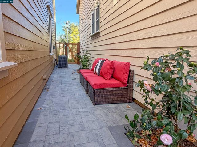 3198 S Front St, Hercules, CA 94547