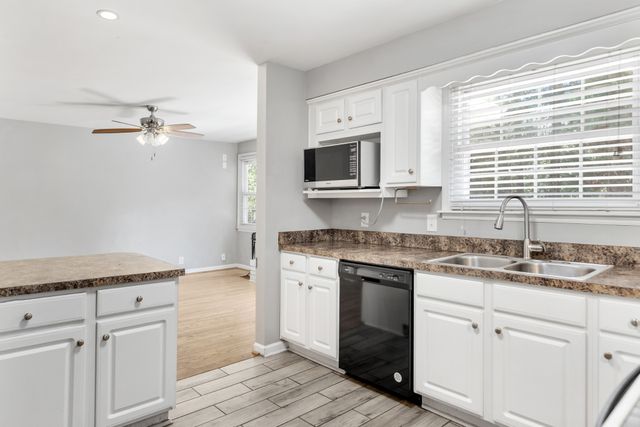 208 Crestmont Dr, Hendersonville, TN 37075