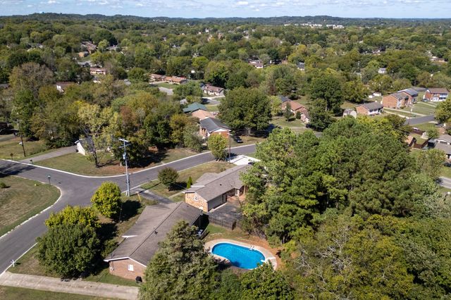 208 Crestmont Dr, Hendersonville, TN 37075