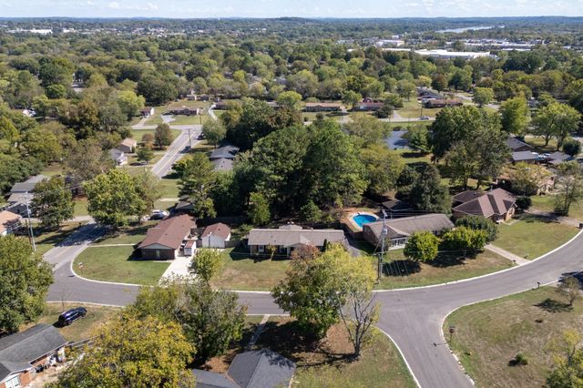 208 Crestmont Dr, Hendersonville, TN 37075