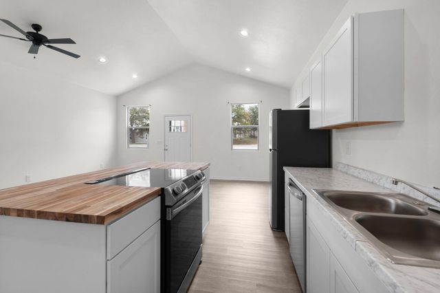 870 & 872 Waco ST, Kingsland, TX 78639