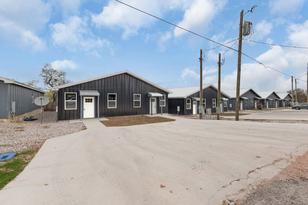 870 & 872 Waco ST, Kingsland, TX 78639