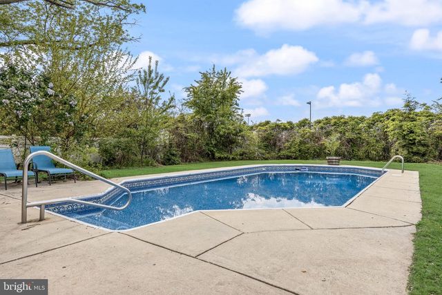 219 W CENTER AVE, Maple Shade, NJ 08052