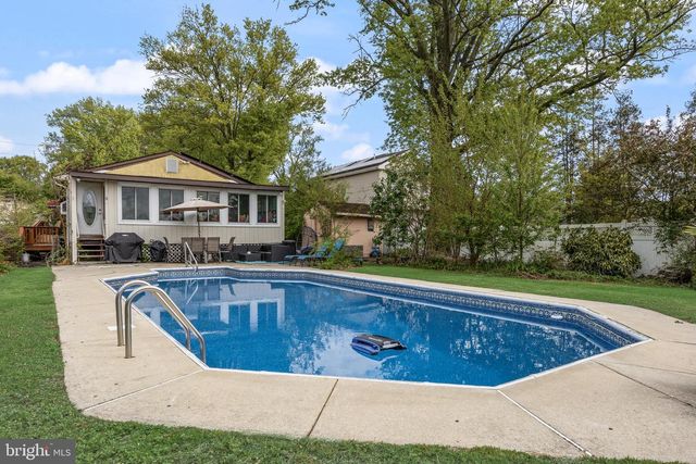 219 W CENTER AVE, Maple Shade, NJ 08052