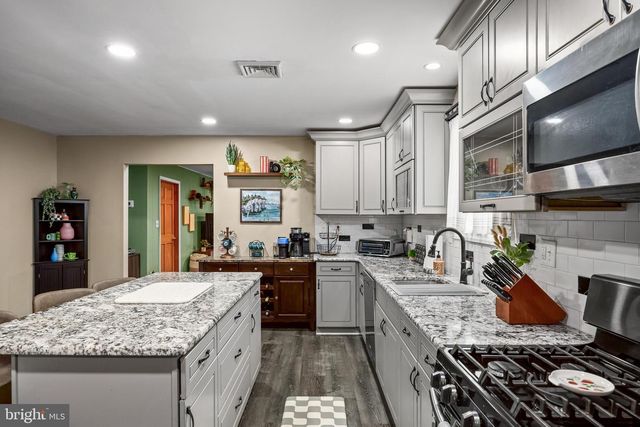 219 W CENTER AVE, Maple Shade, NJ 08052