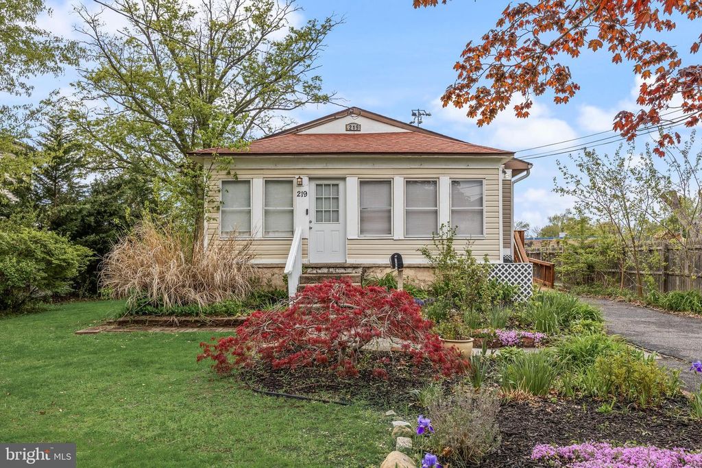 219 W CENTER AVE, Maple Shade, NJ 08052