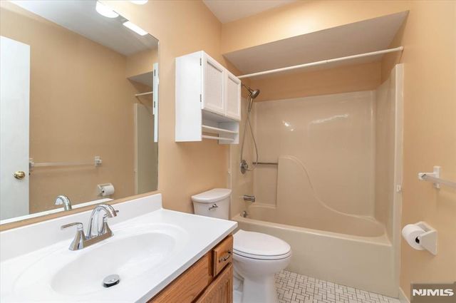23 Foxboro Lane E, West Milford, NJ 07480