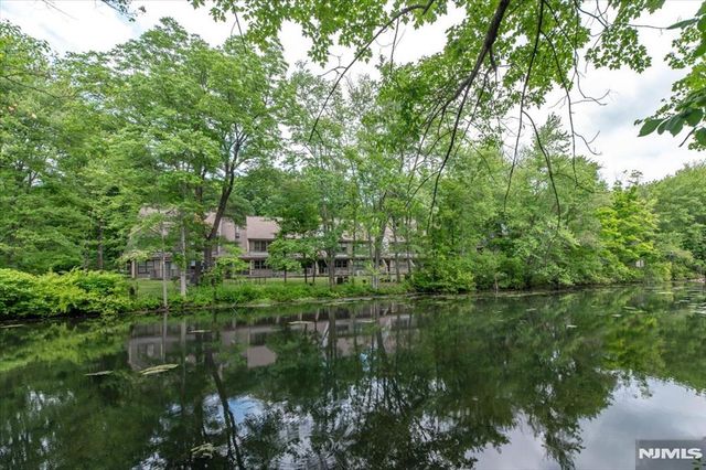 23 Foxboro Lane E, West Milford, NJ 07480