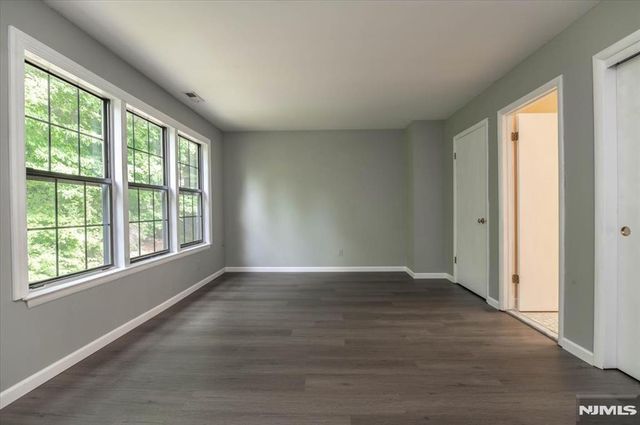 23 Foxboro Lane E, West Milford, NJ 07480