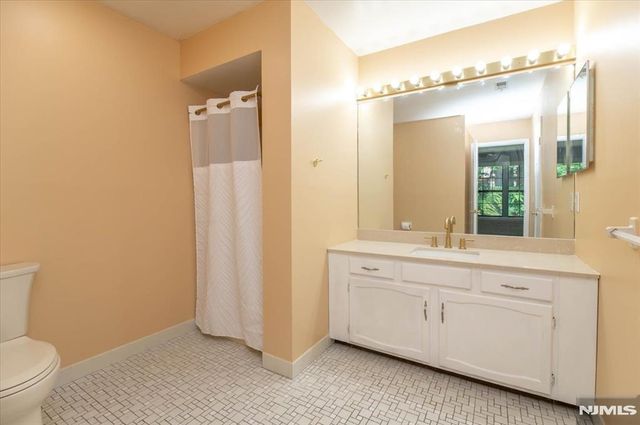 23 Foxboro Lane E, West Milford, NJ 07480