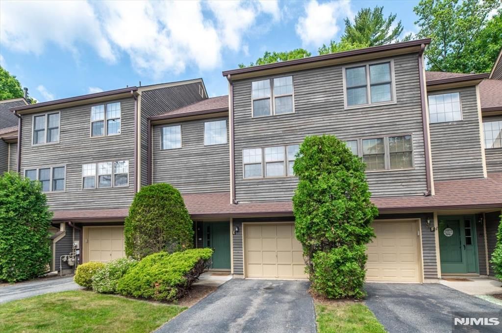 23 Foxboro Lane E, West Milford, NJ 07480