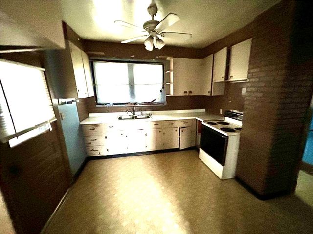 137 S 9th St, Connellsville, PA 15425