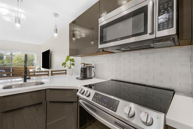 7801 NE 4th Ct 304, Miami, FL 33138