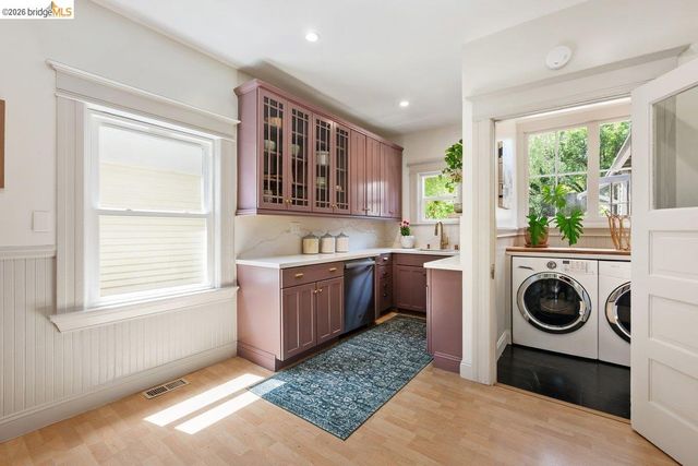 4369 Howe St, Oakland, CA 94611