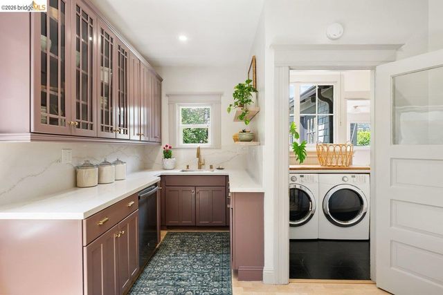 4369 Howe St, Oakland, CA 94611