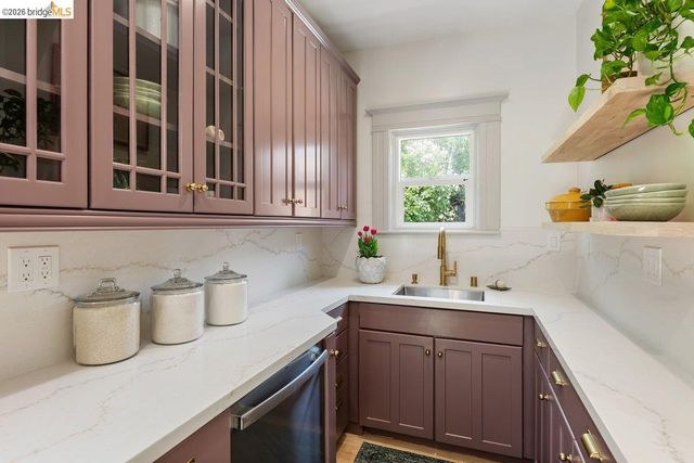 4369 Howe St, Oakland, CA 94611