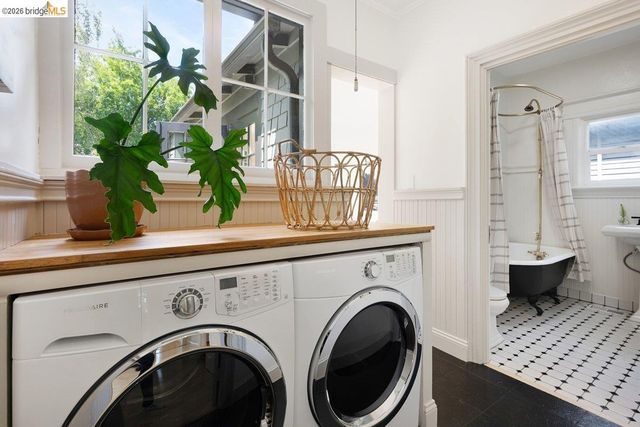 4369 Howe St, Oakland, CA 94611