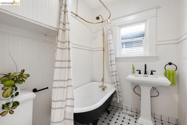 4369 Howe St, Oakland, CA 94611