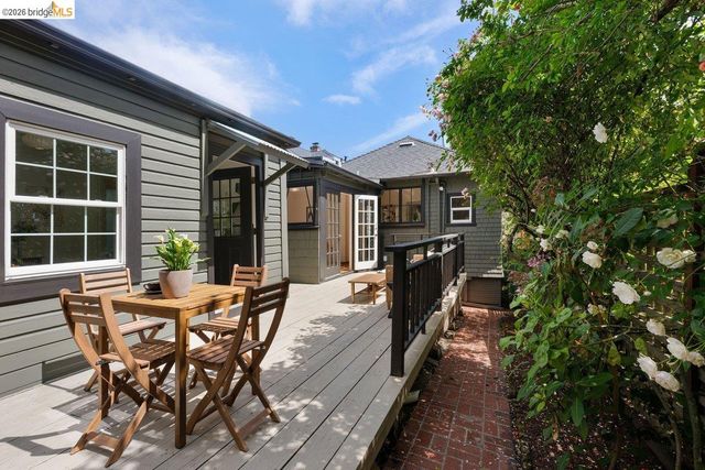 4369 Howe St, Oakland, CA 94611