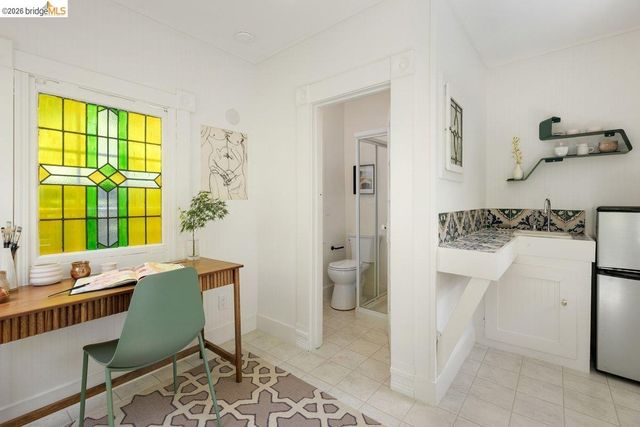 4369 Howe St, Oakland, CA 94611