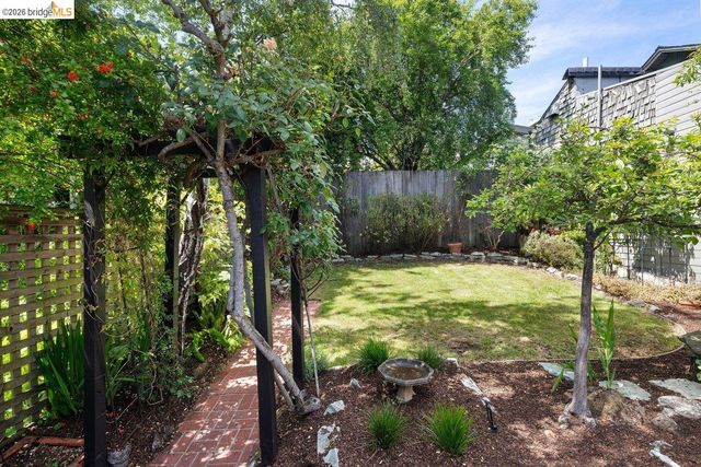 4369 Howe St, Oakland, CA 94611