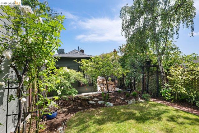 4369 Howe St, Oakland, CA 94611