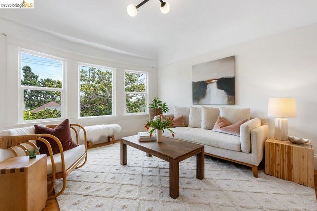 4369 Howe St, Oakland, CA 94611