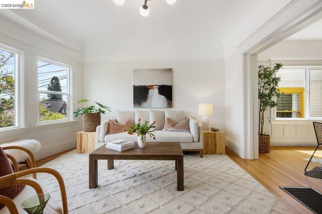 4369 Howe St, Oakland, CA 94611