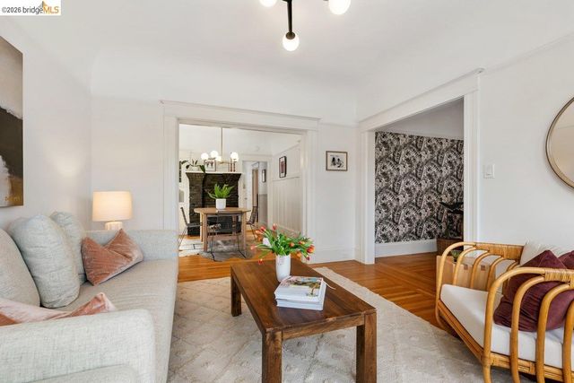 4369 Howe St, Oakland, CA 94611