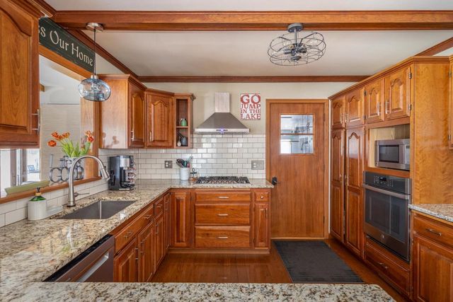 917 WINDWARD COURT, Oshkosh, WI 54901