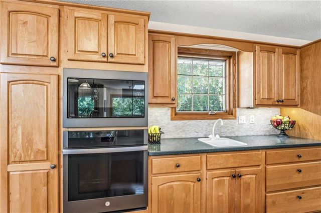 33180 W 95th Street, De Soto, KS 66018