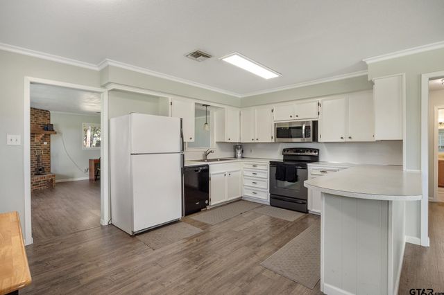 21743 South Shore Dr, Chandler, TX 75758