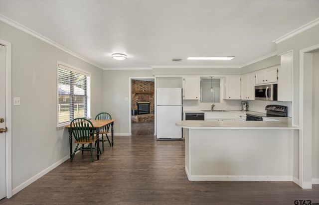 21743 South Shore Dr, Chandler, TX 75758