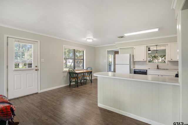 21743 South Shore Dr, Chandler, TX 75758