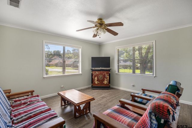 21743 South Shore Dr, Chandler, TX 75758