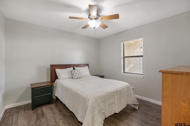 21743 South Shore Dr, Chandler, TX 75758