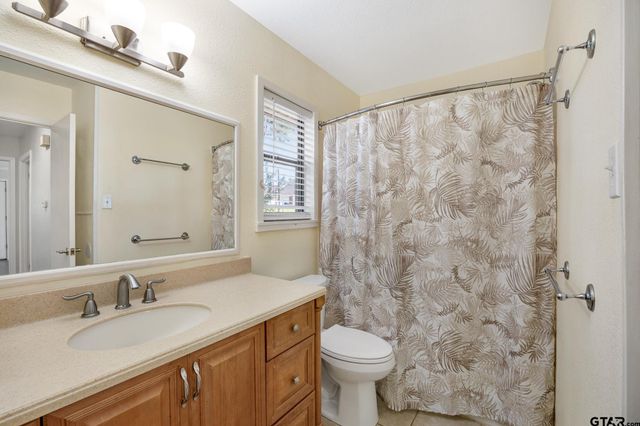 21743 South Shore Dr, Chandler, TX 75758