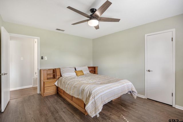 21743 South Shore Dr, Chandler, TX 75758