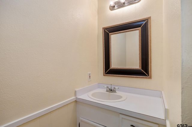 21743 South Shore Dr, Chandler, TX 75758