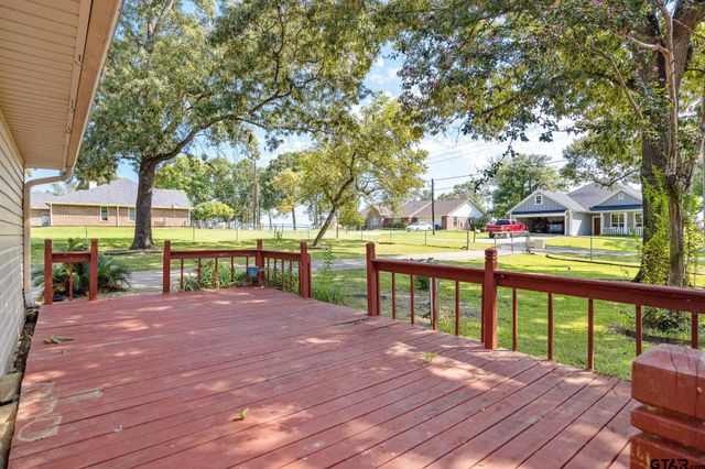 21743 South Shore Dr, Chandler, TX 75758