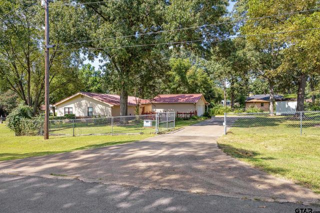 21743 South Shore Dr, Chandler, TX 75758