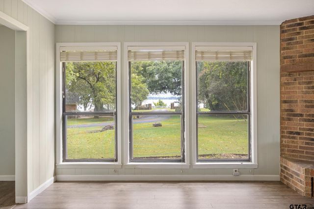 21743 South Shore Dr, Chandler, TX 75758