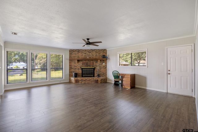 21743 South Shore Dr, Chandler, TX 75758