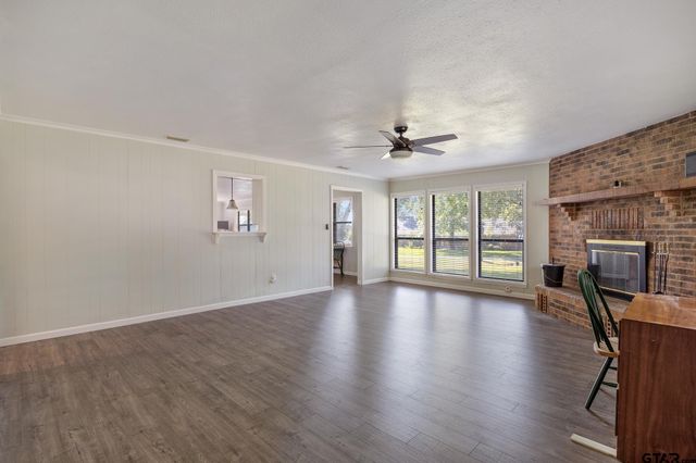 21743 South Shore Dr, Chandler, TX 75758