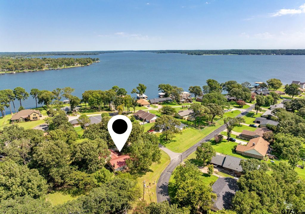 21743 South Shore Dr, Chandler, TX 75758