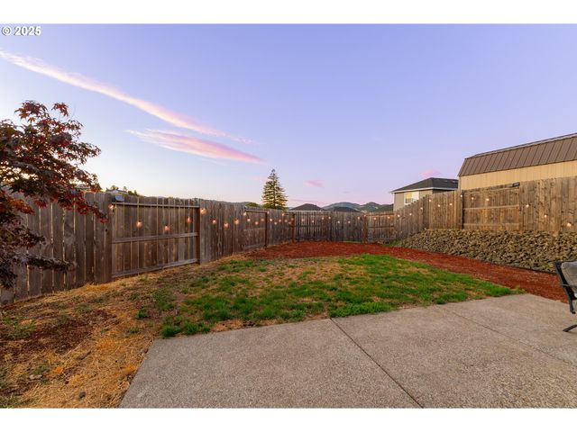 300 BRADY Ln, Roseburg, OR 97471
