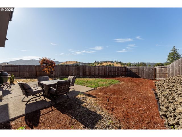 300 BRADY Ln, Roseburg, OR 97471