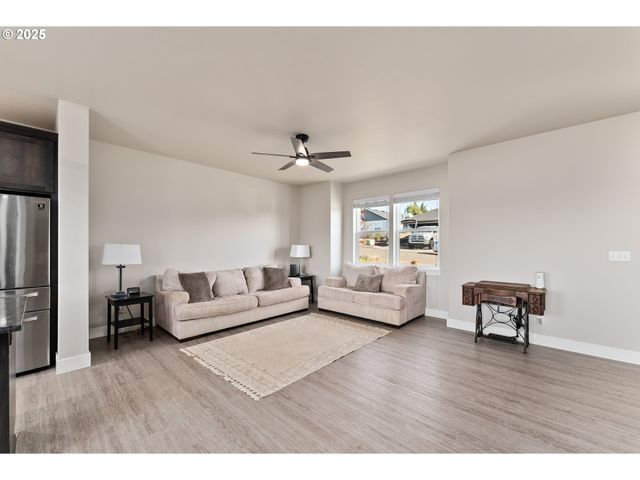 300 BRADY Ln, Roseburg, OR 97471