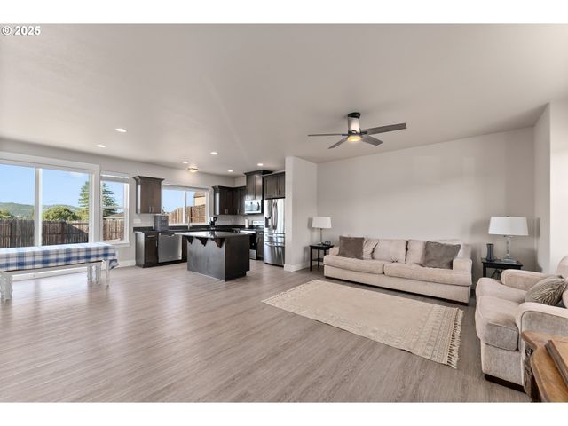 300 BRADY Ln, Roseburg, OR 97471