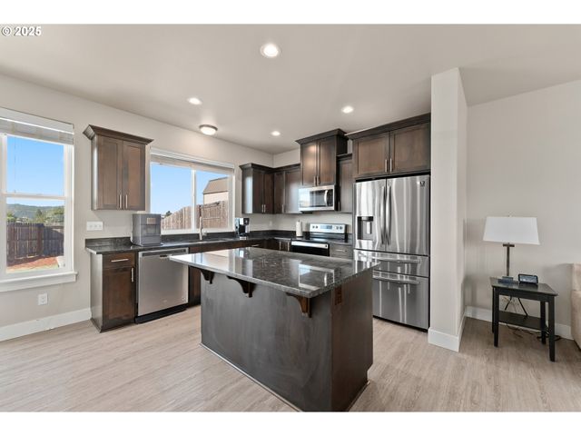 300 BRADY Ln, Roseburg, OR 97471